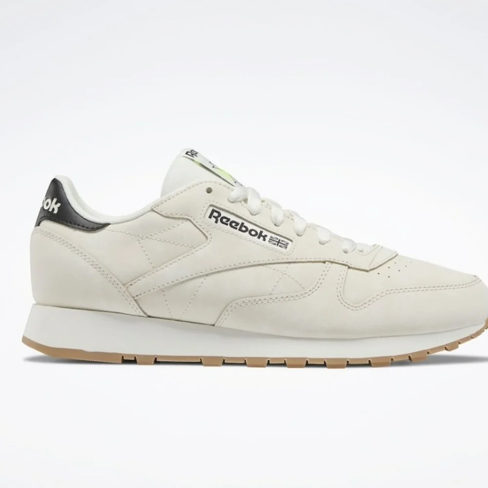 Reebok classic leather lace-up sneakers in alabaster sz 9.5